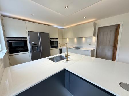 5 bedroom Detached house for sale in Forest Edge Way, Burton-on-Trent, DE13