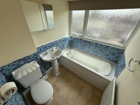 3 bedroom Terraced House to let in Farm Side, Newhall, DE11