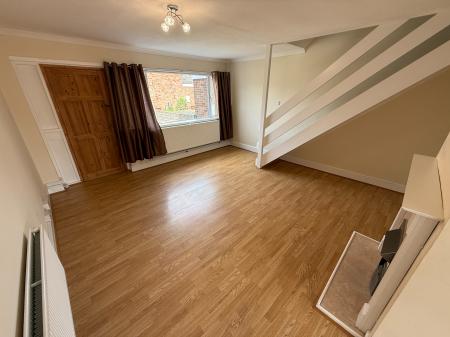 3 bedroom Terraced House to let in Farm Side, Newhall, DE11
