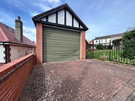 5 bedroom Detached house for sale in Stanton Road, Stapenhill, Burton-on-Trent, DE15