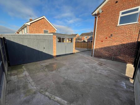 3 bedroom Semi-detached house to let in Willow Drive, Swadlincote, Newhall, DE11