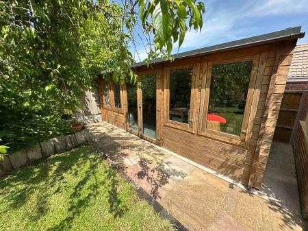 2 bedroom Bungalow for sale in Highlands Drive, Winshill, Burton-on-Trent, DE15