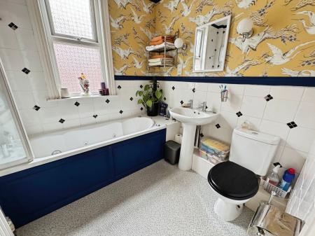 5 bedroom Detached house for sale in Alexandra Road, Winshill, Burton-on-Trent, DE15