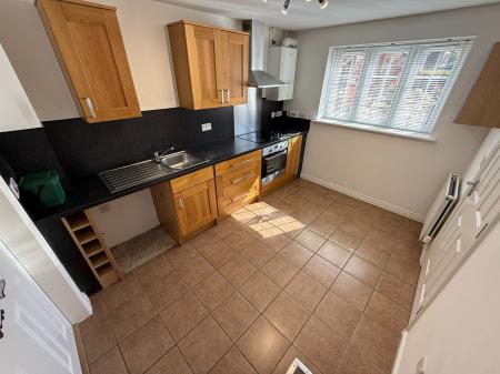 4 bedroom Town house to let in Salford Way, Church Gresley, Swadlincote, DE11