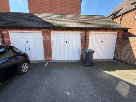 4 bedroom Town house to let in Salford Way, Church Gresley, Swadlincote, DE11