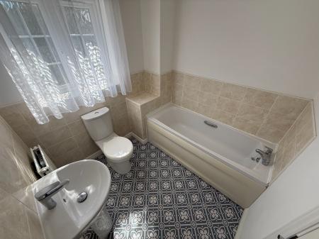 4 bedroom Town house to let in Salford Way, Church Gresley, Swadlincote, DE11