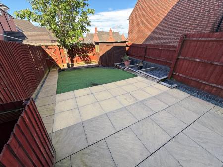 4 bedroom Town house to let in Salford Way, Church Gresley, Swadlincote, DE11