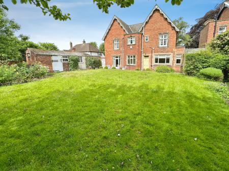 4 bedroom Detached house for sale in Newton Road, Burton-on-Trent, DE15