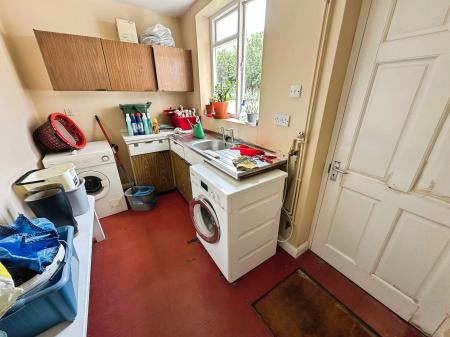 4 bedroom Detached house for sale in Newton Road, Burton-on-Trent, DE15