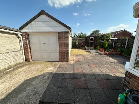 2 bedroom Semi-detached bungalow for sale in Farm Side, Newhall, Swadlincote, Derbyshire, DE11