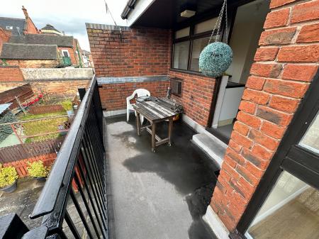 2 bedroom Flat to let in Milton Street, Burton-On-Trent, DE14