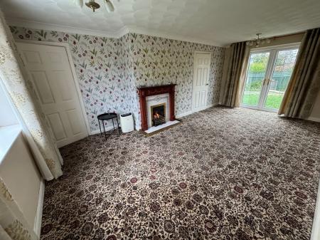 3 bedroom End of terrace house for sale in Hawthorn Crescent, Burton-On-Trent, DE15