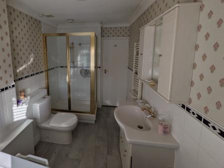 4 bedroom Detached house for sale in Farm Close, Burton-On-Trent, DE13