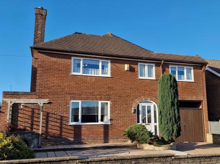 4 bedroom Detached house for sale in Farm Close, Burton-On-Trent, DE13