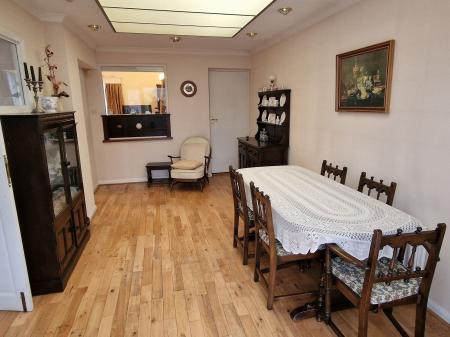 4 bedroom Detached house for sale in Farm Close, Burton-On-Trent, DE13
