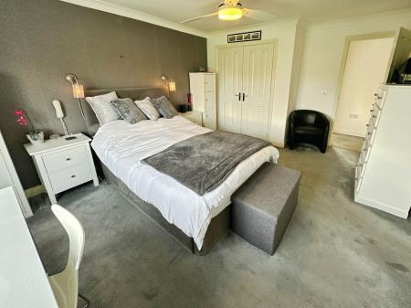 6 bedroom Detached house for sale in Hopwood Lane, Burton-On-Trent, DE14