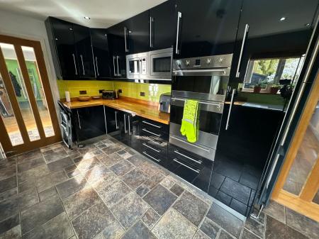 6 bedroom Detached house for sale in Hopwood Lane, Burton-On-Trent, DE14