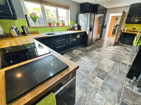 6 bedroom Detached house for sale in Hopwood Lane, Burton-On-Trent, DE14