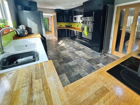6 bedroom Detached house for sale in Hopwood Lane, Burton-On-Trent, DE14