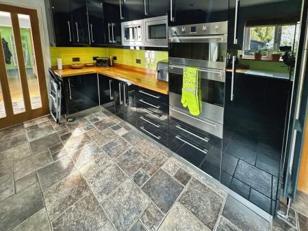 6 bedroom Detached house for sale in Hopwood Lane, Burton-On-Trent, DE14