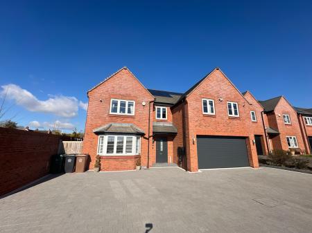 5 bedroom Detached house for sale in Sidings Drive, Drakelow, DE15