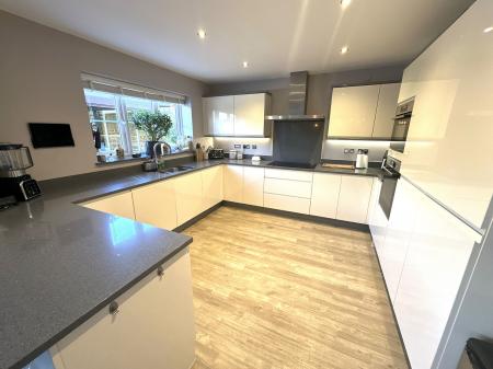 5 bedroom Detached house for sale in Sidings Drive, Drakelow, DE15