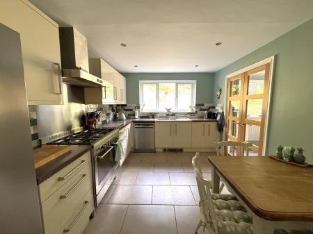4 bedroom Detached house for sale in Derwent Road, Burton-On-Trent, DE15