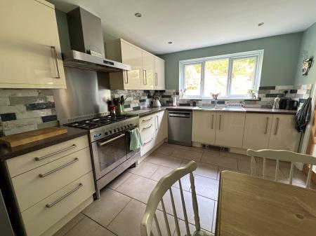 4 bedroom Detached house for sale in Derwent Road, Burton-On-Trent, DE15
