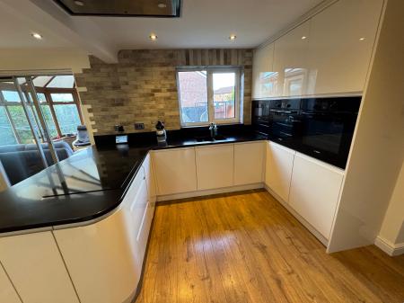 4 bedroom Detached house for sale in Cricketers Close, Burton-On-Trent, DE15