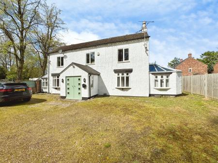 4 bedroom Detached house for sale in York Road, Church Gresley, DE11