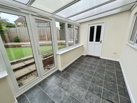 3 bedroom Semi-detached house for sale in Goodwood Close, Stretton, DE13