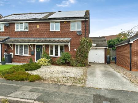 3 bedroom Semi-detached house for sale in Goodwood Close, Stretton, DE13