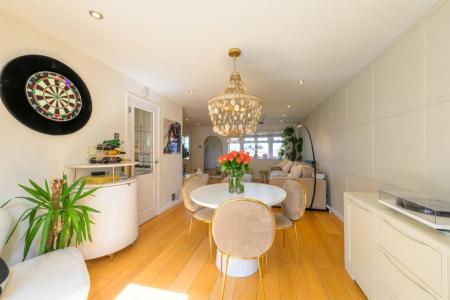 4 bedroom Detached house for sale in Caldwell Road, Linton, DE12