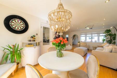 4 bedroom Detached house for sale in Caldwell Road, Linton, DE12