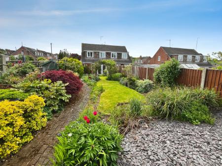 3 bedroom Semi-detached house for sale in Exeter Close, Midway, DE11