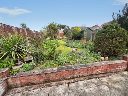 3 bedroom Semi-detached house for sale in Exeter Close, Midway, DE11