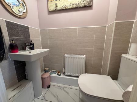 3 bedroom Detached house for sale in Burton Road, Midway, DE11