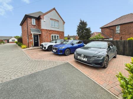 3 bedroom Detached house for sale in Burton Road, Midway, DE11