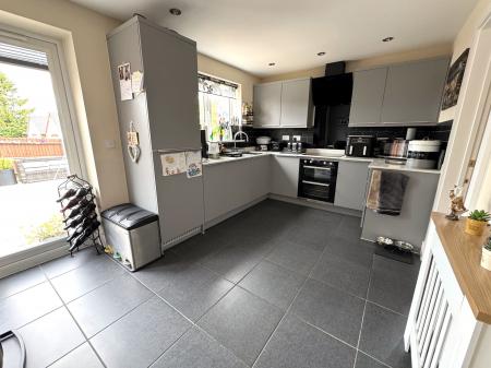 3 bedroom Detached house for sale in Burton Road, Midway, DE11