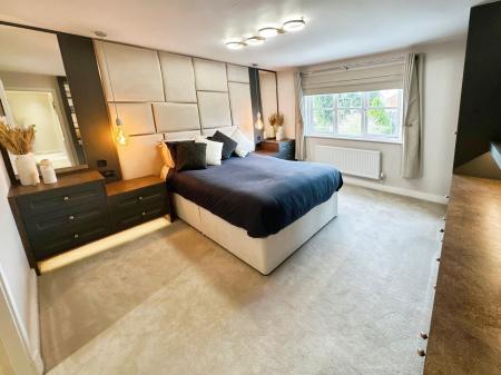 5 bedroom Detached house for sale in Forest Edge Way, Burton-On-Trent, DE13