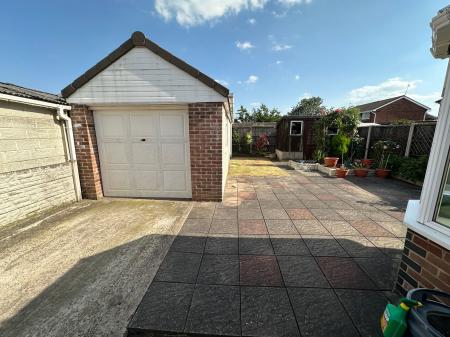 2 bedroom Semi-detached bungalow for sale in Farm Side, Newhall, DE11