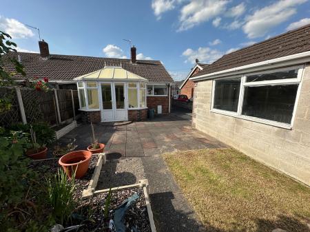 2 bedroom Semi-detached bungalow for sale in Farm Side, Newhall, DE11