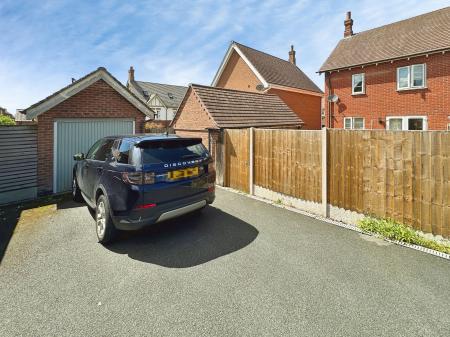 3 bedroom Semi-detached house for sale in Henley Grove, Church Gresley, DE11