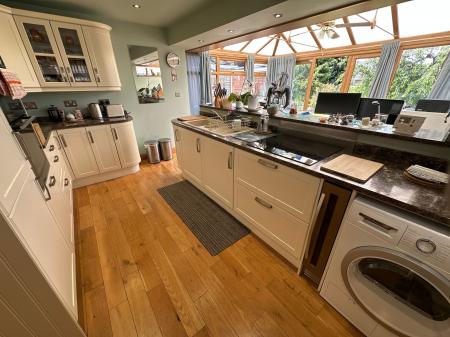 2 bedroom Detached bungalow for sale in Highlands Drive, Burton-On-Trent, DE15