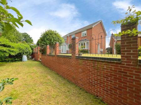 4 bedroom Detached house for sale in Doveridge Road, Burton-On-Trent, DE15