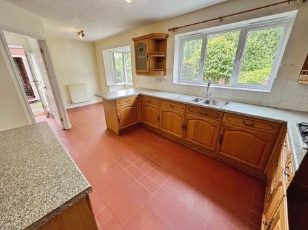 4 bedroom Detached house for sale in Doveridge Road, Burton-On-Trent, DE15