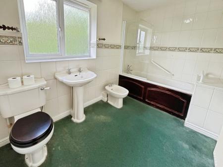 4 bedroom Detached house for sale in Doveridge Road, Burton-On-Trent, DE15