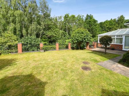 4 bedroom Detached house for sale in Doveridge Road, Burton-On-Trent, DE15