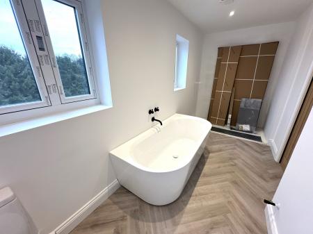 5 bedroom Detached house for sale in Burton Road, Midway, DE11