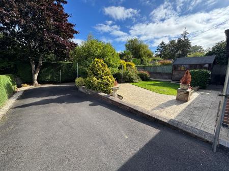 3 bedroom Detached house for sale in Gresley Wood Road, Church Gresley, DE11